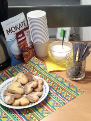Zdjęcie stolika kawowego witającego czytelników w Dniu Kawy