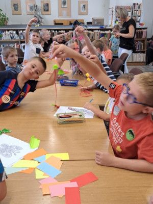 Zdjęcie z zajęć - dzieci prezentują własnoręcznie wykonane kolorowe motyle