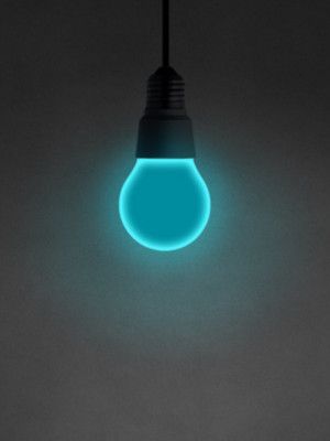 Ilustracja komunikatu - błękitna świecąca żarówka na ciemnym tle