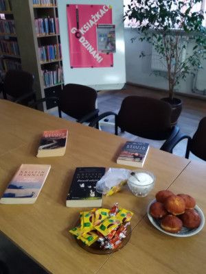 Zdjęcie książek Kristin Hannah i słodkości podczas spotkania DKK