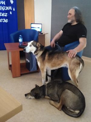 Zdjęcie Krzysztofa Nowakowskiego ze swoimi psami podczas spotkania