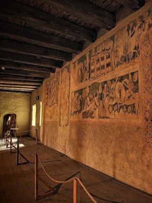 Zdjęcie fresków ze ścian wieży z legendą o Lancelocie