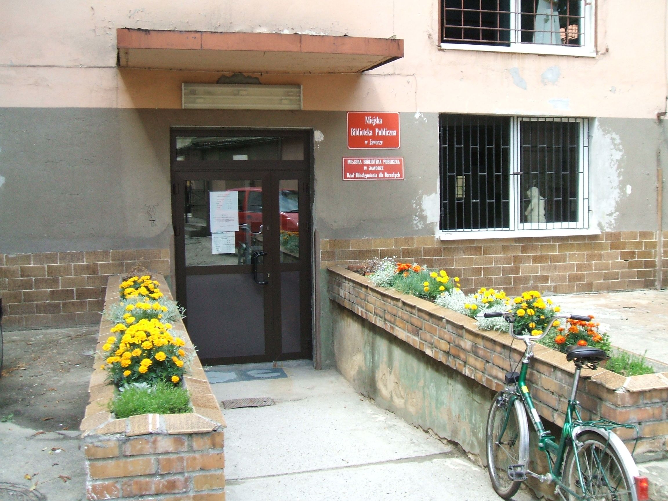 Wejście do biblioteki przy pl.Seniora 4, rok 2006