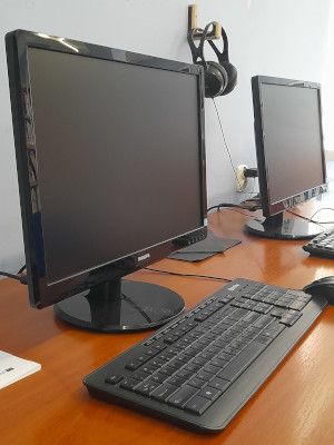 Zdjęcie komputerów w czytelni internetowej
