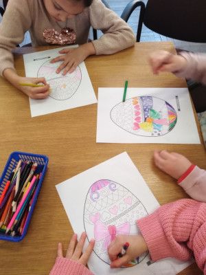 Zdjęcie z zajęć - dzieci kolorujące pisanki